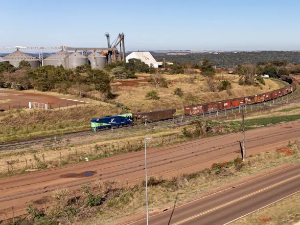 Governador sanciona lei que permite desestatização da Ferroeste