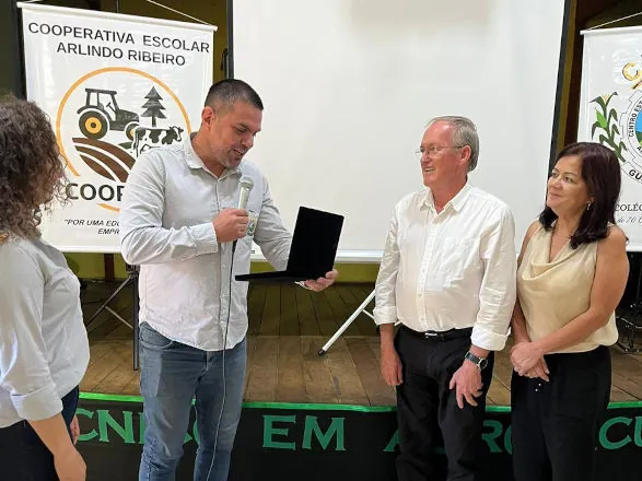 Presidente do Sistema Ocepar é homenageado em colégio agrícola onde estudou 