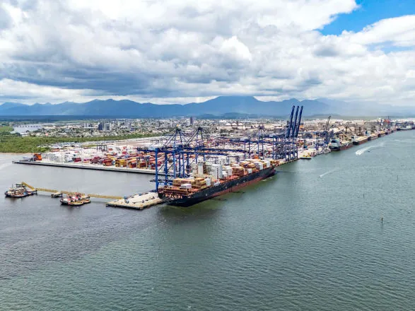 819 mil toneladas: exportação de frango pelo Porto de Paranaguá cresce 15% no 1º trimestre